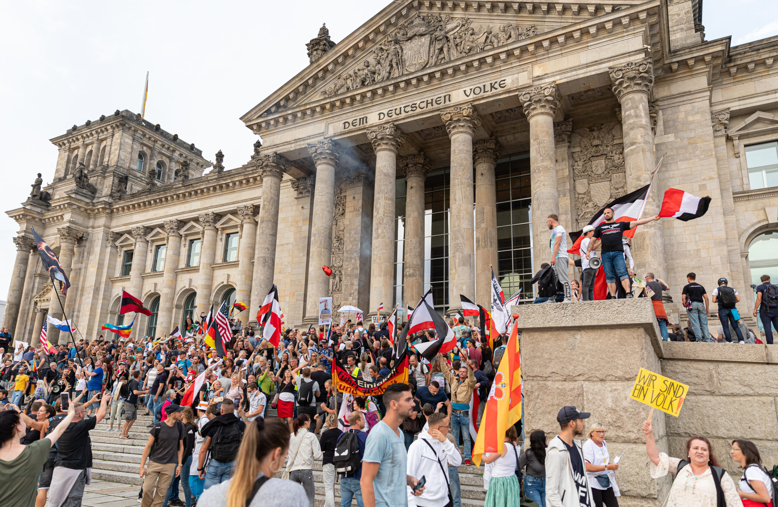 August 2020: Hunderte Teilnehmer einer Corona-Demo durchbrachen eine Polizeiabsperrung und versuchten in das Gebäude einzudringen.