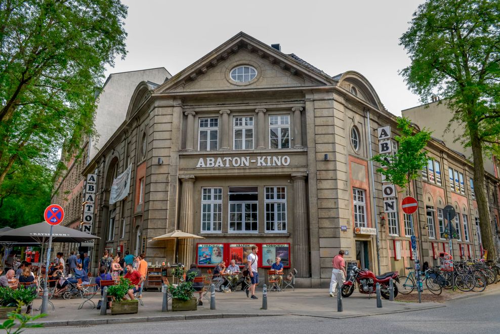 Zum „Abaton“ gehört auf ein Bistro, in dem man auch ohne Kinobesuch etwas essen und trinken kann.