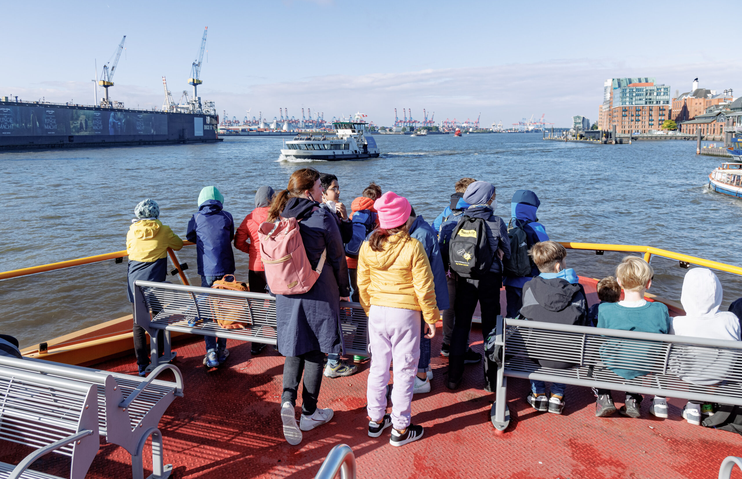 Eine Schulklasse fährt auf der Elbe mit der Fähre der Linie 62 von den Landungsbrücken Richtung Finkenwerder.Eine Schulklasse fährt auf der Elbe mit der Fähre der Linie 62 von den Landungsbrücken Richtung Finkenwerder.