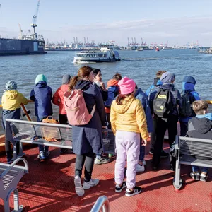 Eine Schulklasse fährt auf der Elbe mit der Fähre der Linie 62 von den Landungsbrücken Richtung Finkenwerder.Eine Schulklasse fährt auf der Elbe mit der Fähre der Linie 62 von den Landungsbrücken Richtung Finkenwerder.