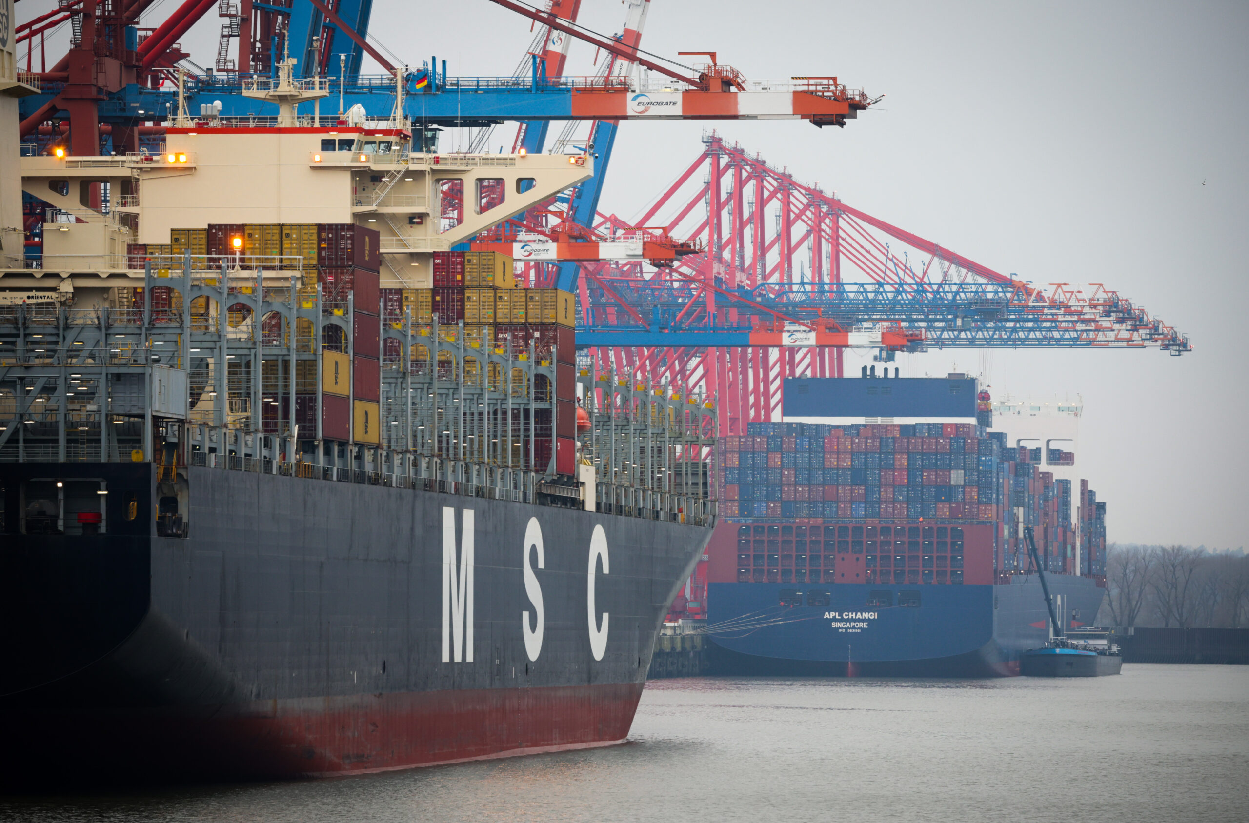 Zwei Containerschiffe liegen im Hamburger Hafen.