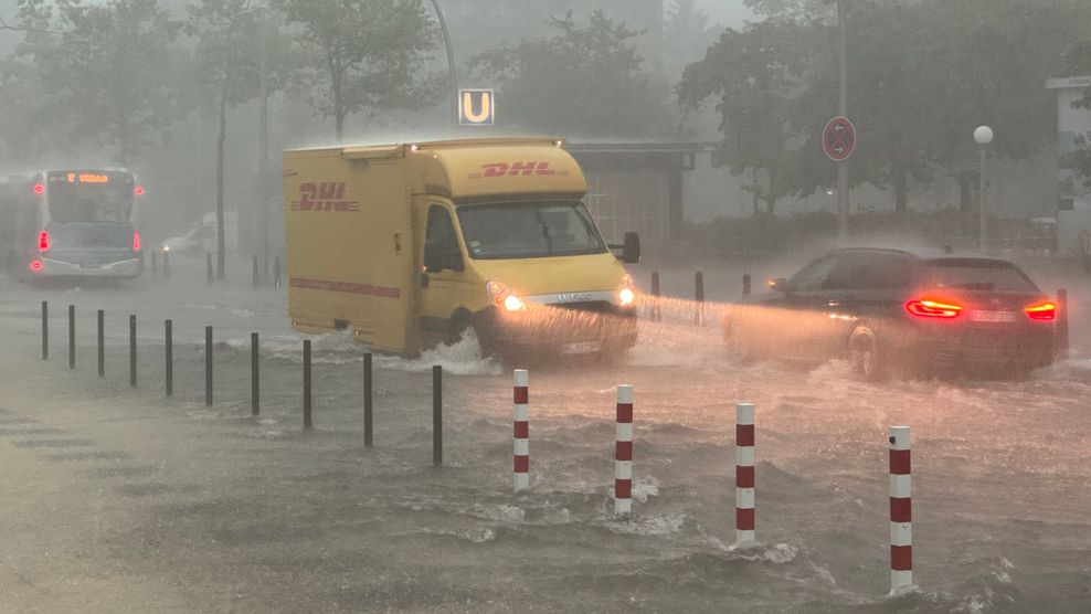 Die Möllner Landstraße wurde durch die Regenmassen überflutet.