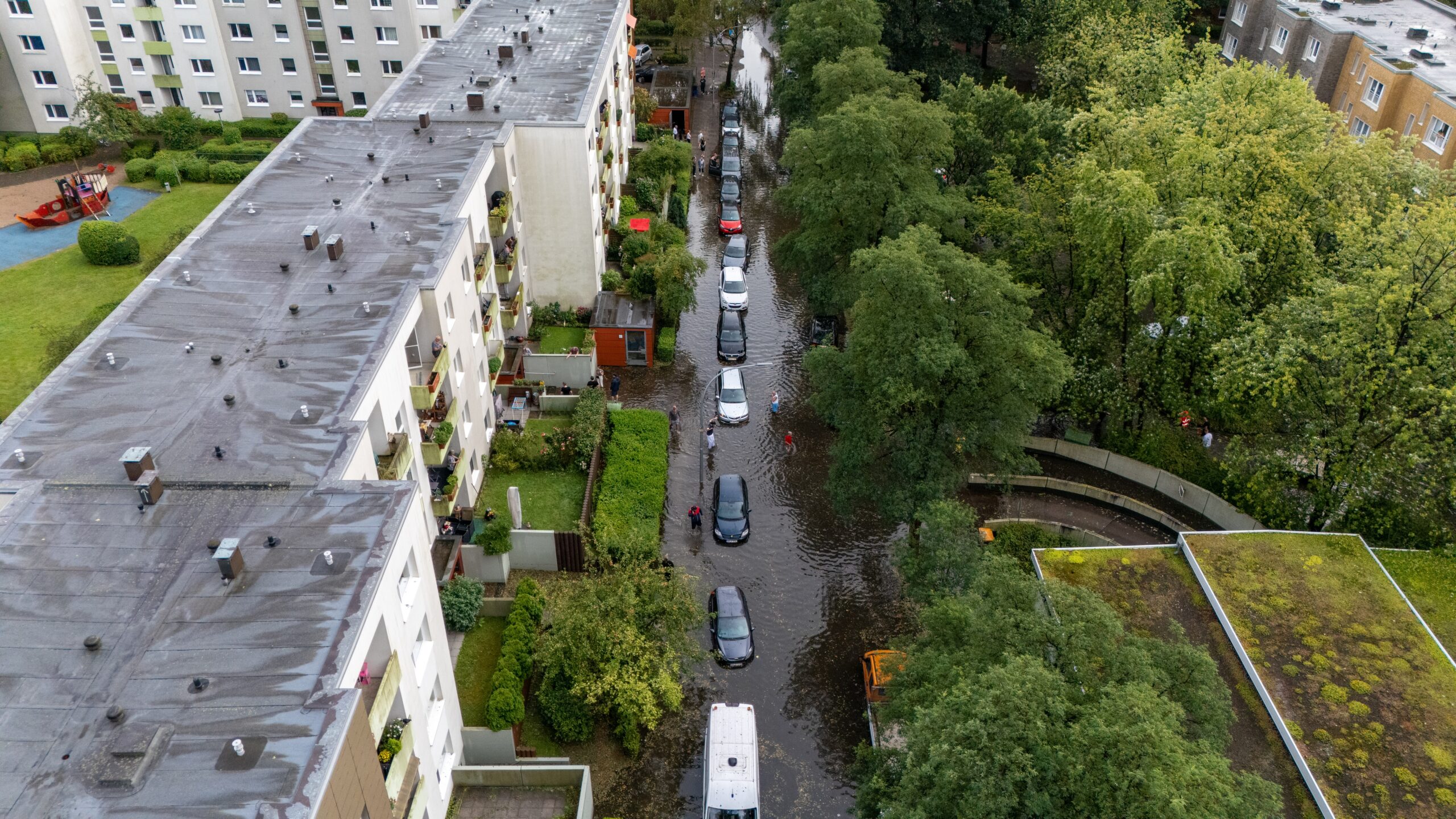 Vor allem über den Osten Hamburgs zog am Mittwochabend ein starkes Gewitter. In Mümmelmannsberg wurden die Straßen und Keller von Wohnsiedlungen komplett geflutet.