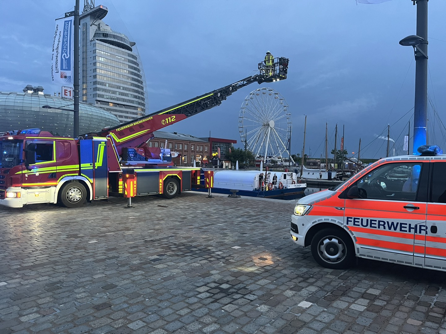 Die Feuerwehr Bremerhaven beim Rettungseinsatz am Samstagabend