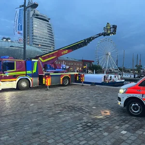 Die Feuerwehr Bremerhaven beim Rettungseinsatz am Samstagabend