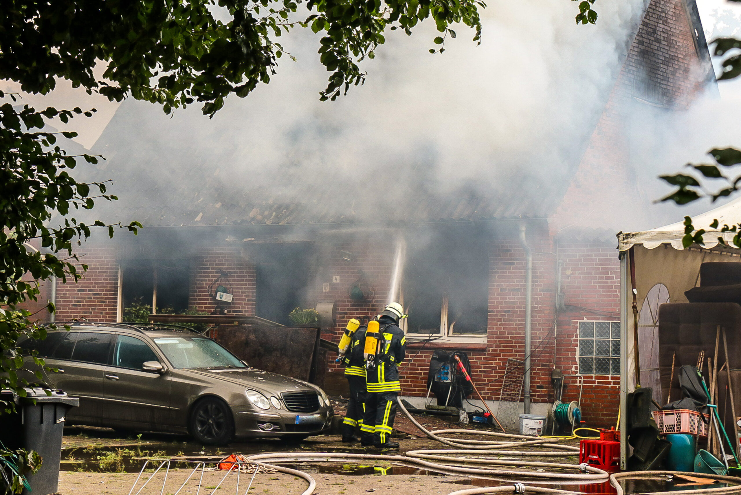 Im Norden: Haus in Flammen – gefährliche Löscharbeiten weil Munition darin gelagert war