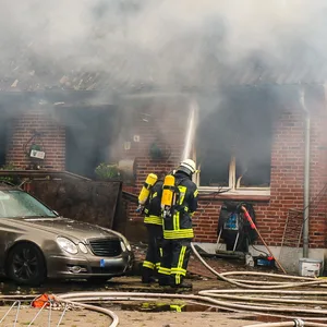 Im Norden: Haus in Flammen – gefährliche Löscharbeiten weil Munition darin gelagert war