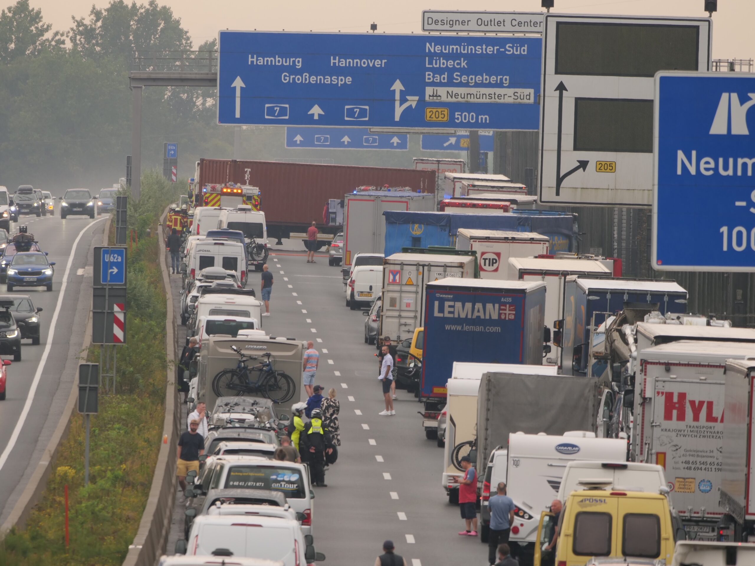 Unfall auf der A7: Ein Lkw blockiert alle Fahrstreifen nach Hamburg.