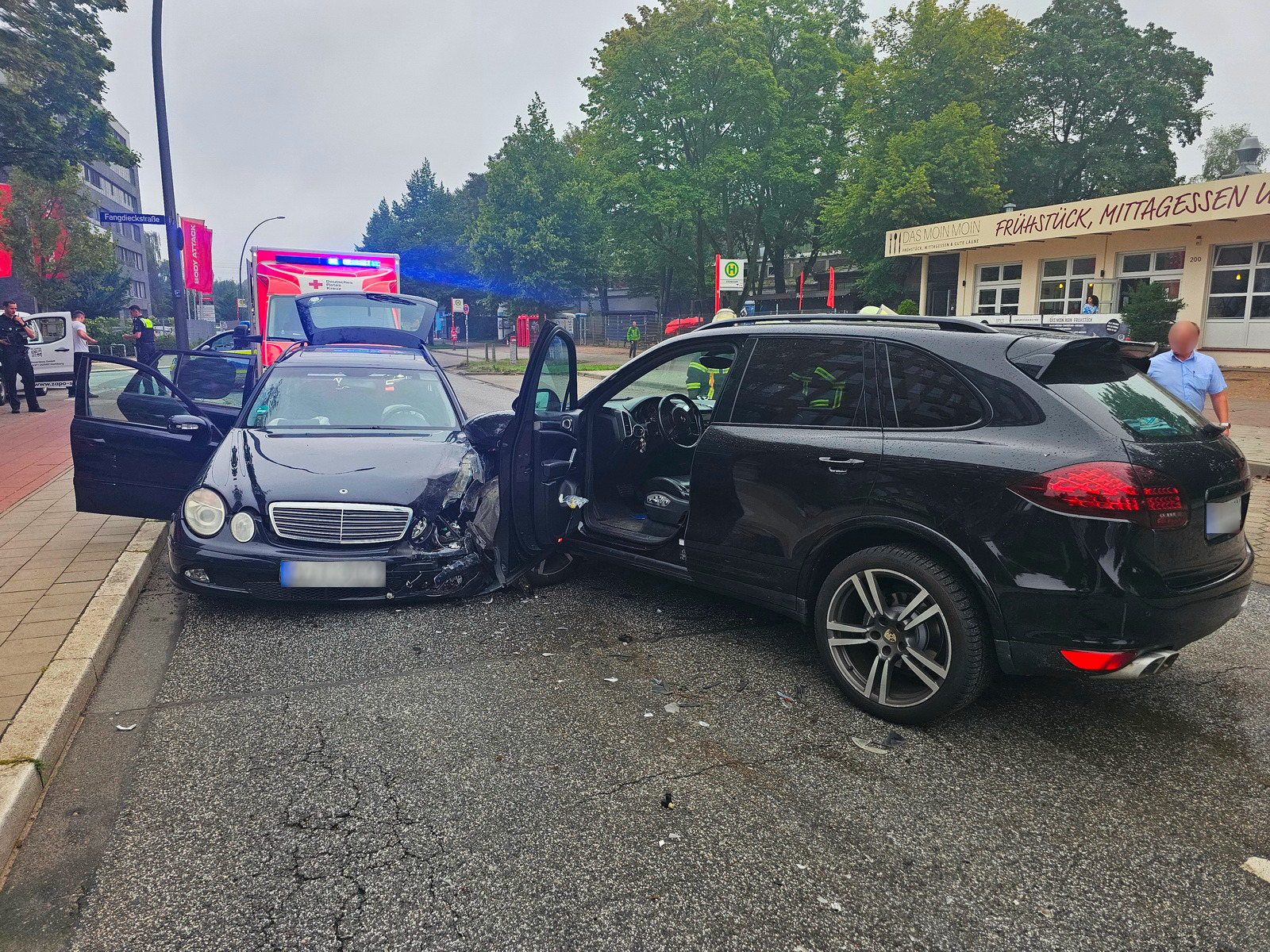 Der Porsche geriet in die Gegenfahrbahn und kollidierte mit einem Mercedes.