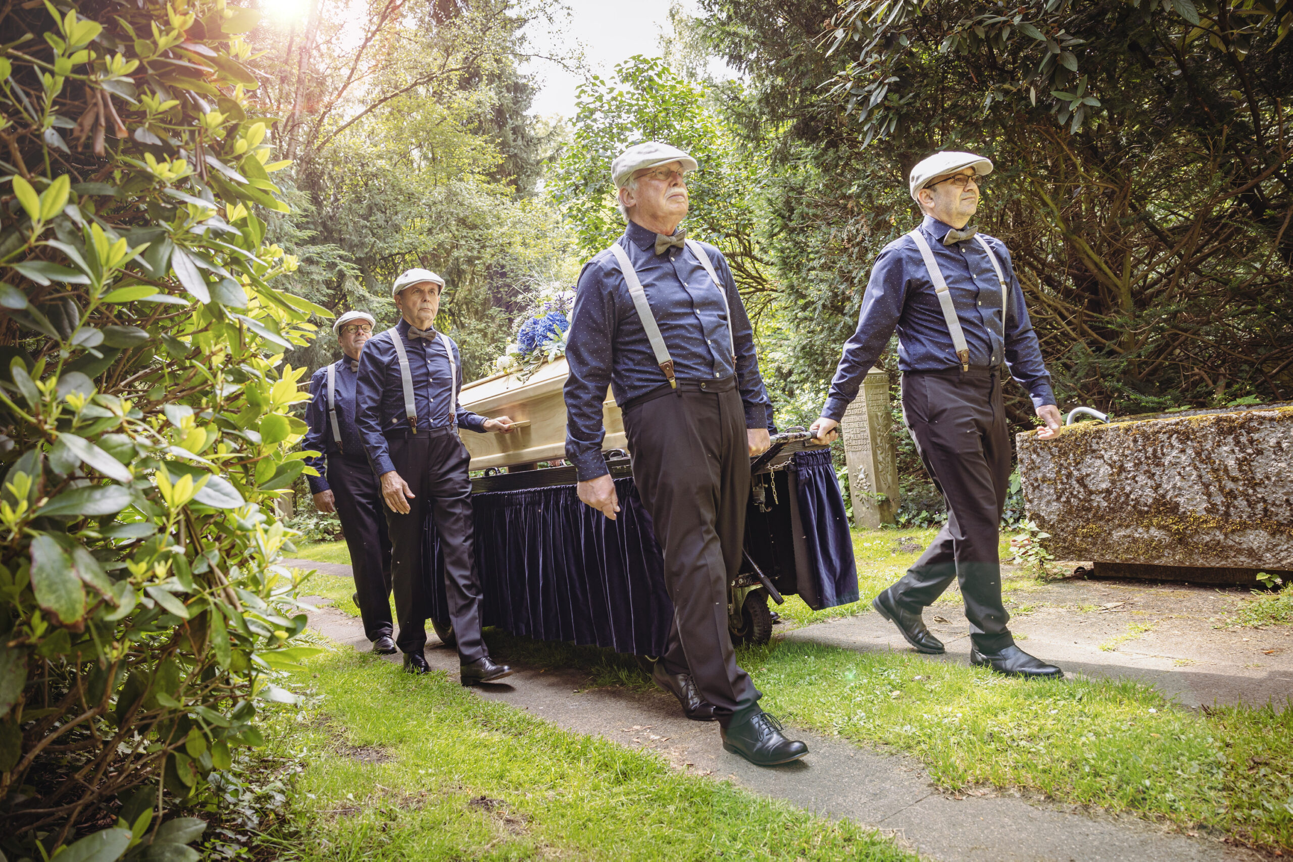 Die Sargträger auf dem Friedhof Olsdorf.