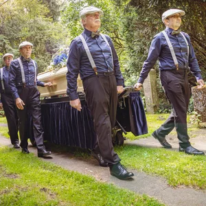 Die Sargträger auf dem Friedhof Olsdorf.