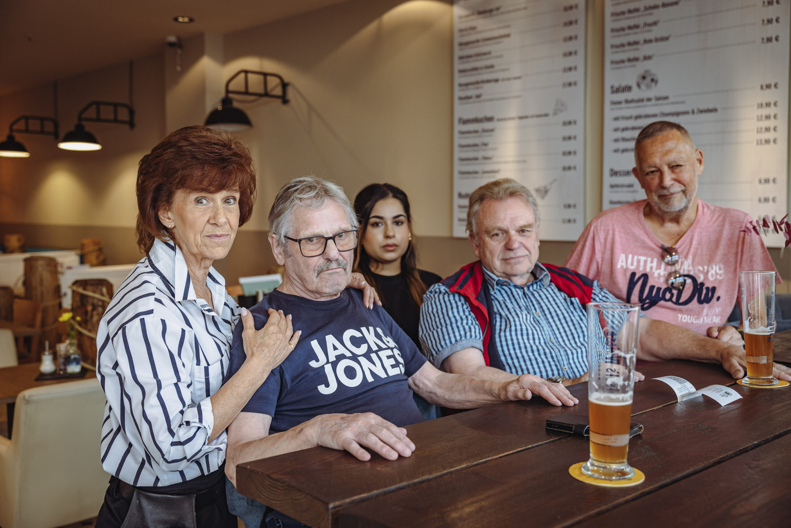 Christiane Meyer (63), Alfons Drack (81), Nathalie A. (20), Norbert Bruhn (77) und Helmut Fischer (83) trauern wegen des Endes des „Elvy“ im EEZ.