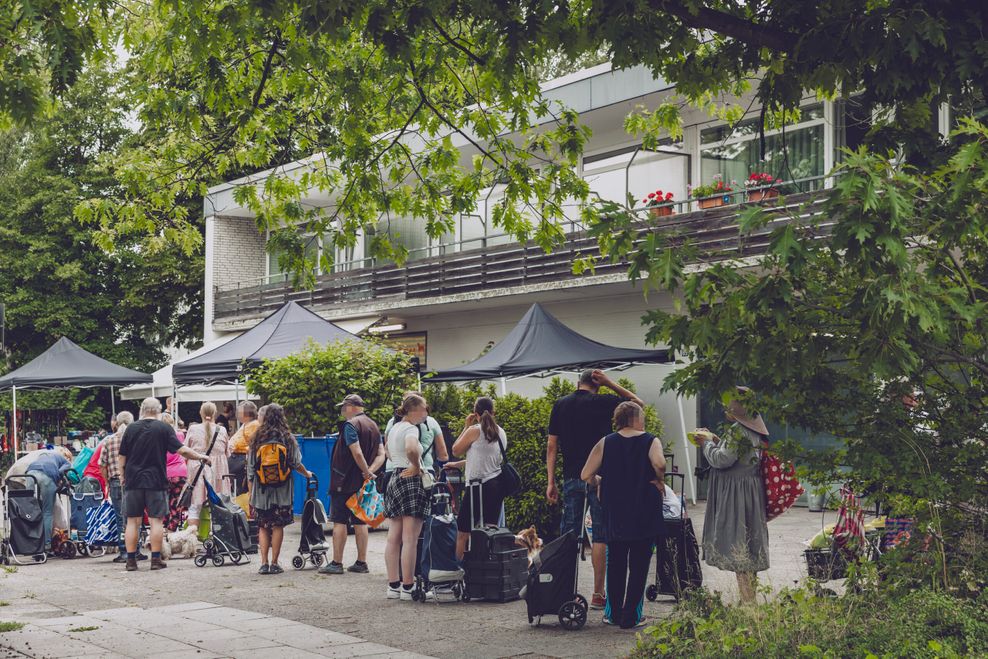 Hegholt (Bramfeld): Die Kunden der Tiertafel Hamburg stehen bei der Ausgabe an.