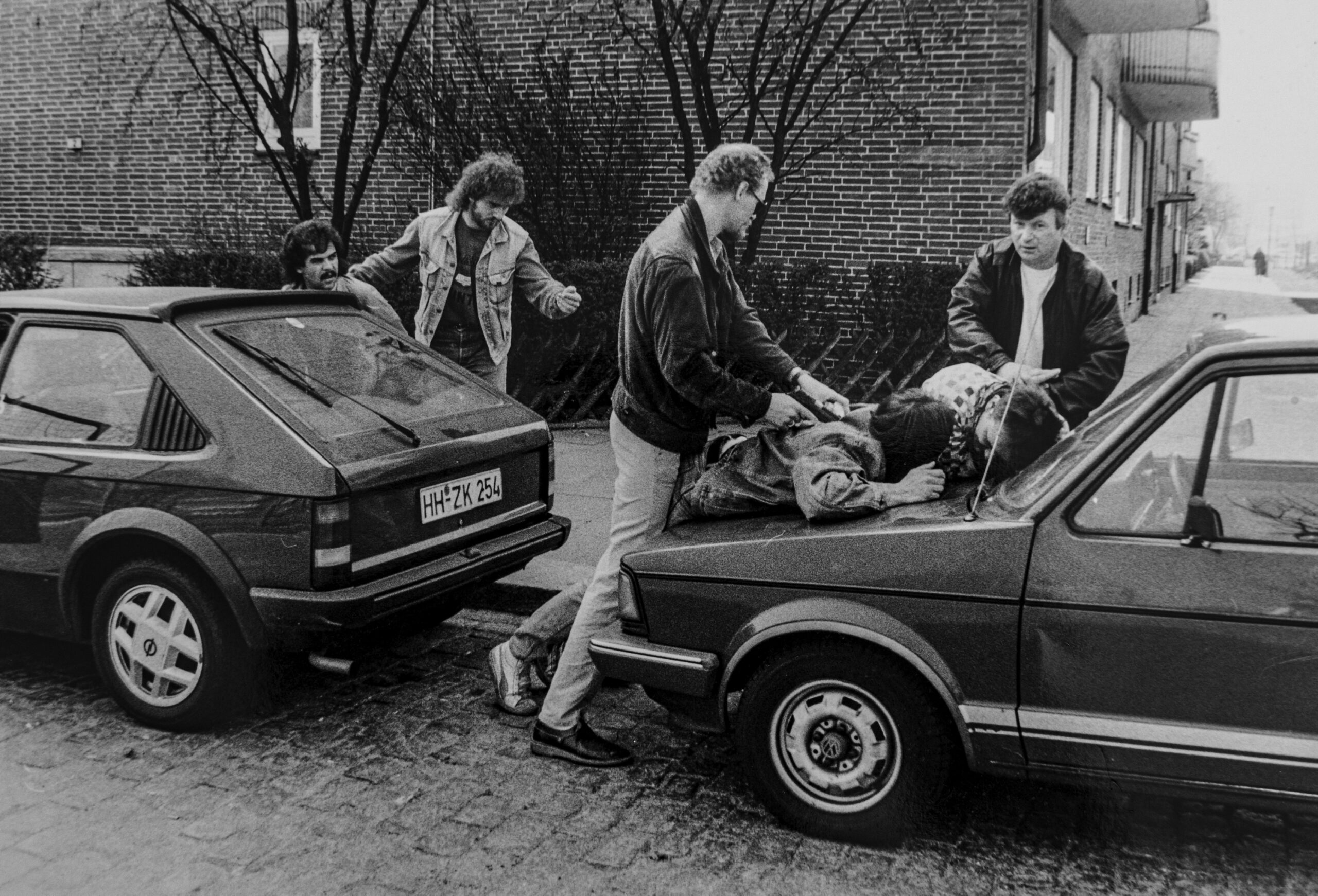 Zugriff unweit der Hammer Landstraße: Drei Drogenfahnder nehmen zwei Verdächtige und den V-Mann fest.