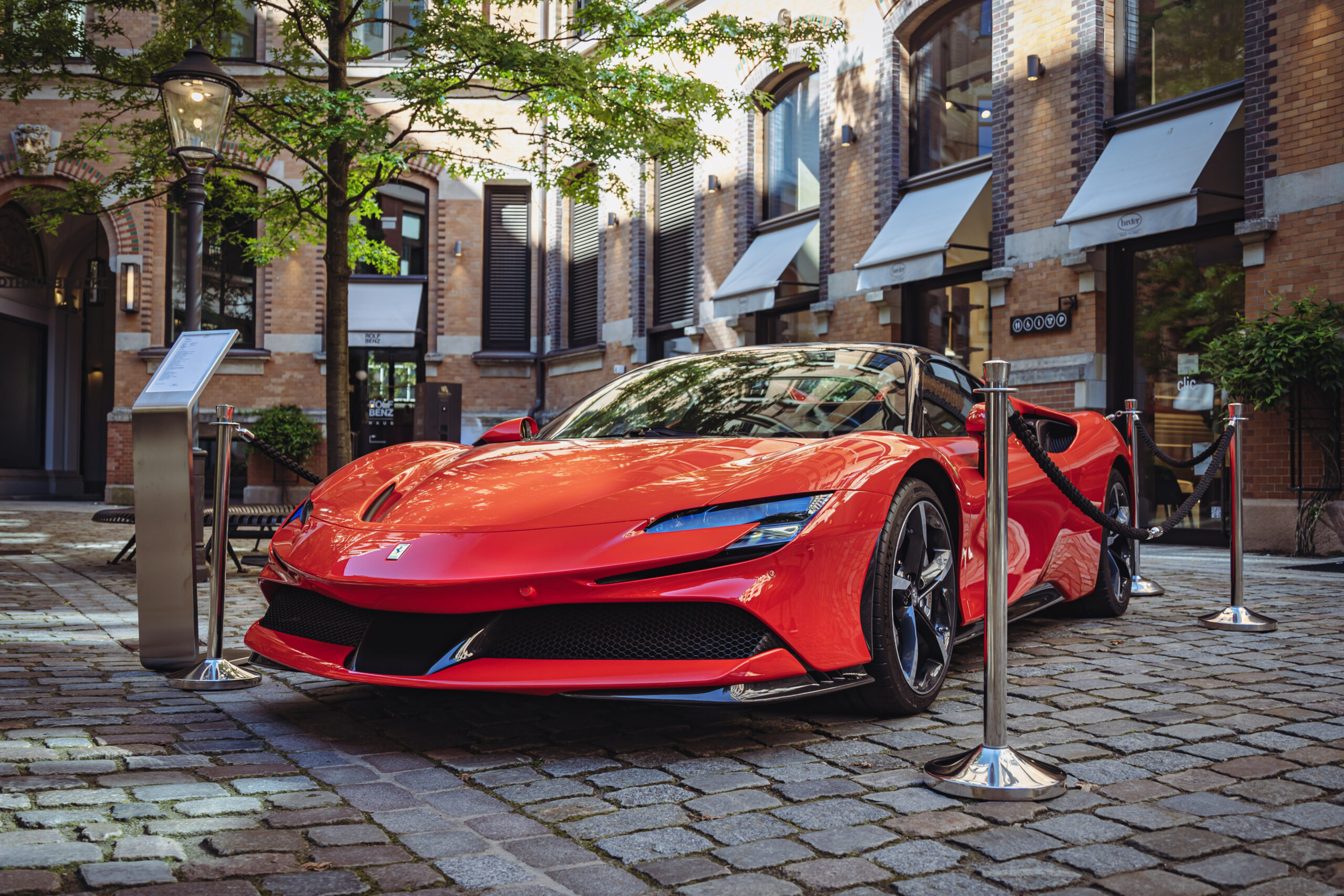 Der Ferrari SF90 Spider hat 1000 PS und kostet stolze 529.000 Euro.