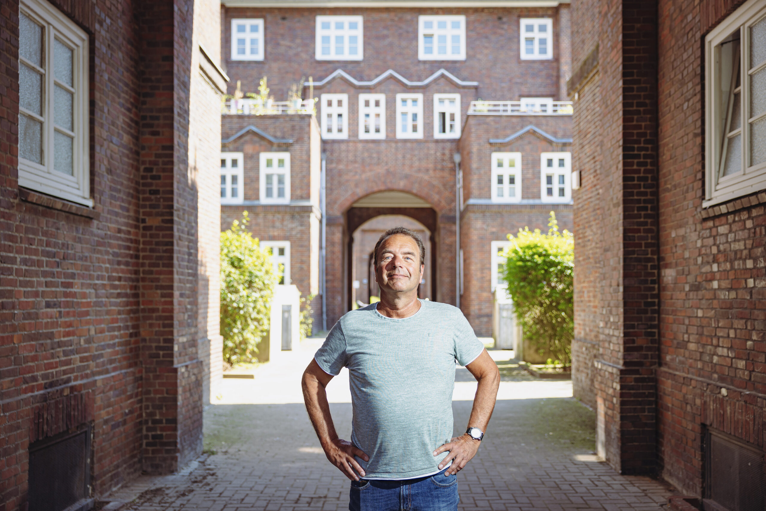 Jürgen Fiedler vom Stadtteilbüro Dulsberg steht in einem der Hausdurchgänge der Vogesenstraße.