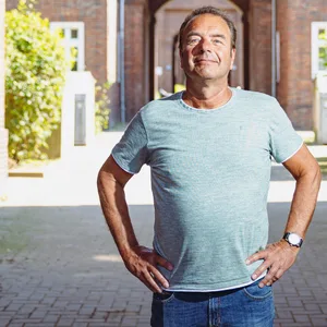 Jürgen Fiedler vom Stadtteilbüro Dulsberg steht in einem der Hausdurchgänge der Vogesenstraße.