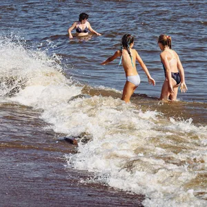 Bei gutem Wetter baden viele Menschen in der Elbe, darunter auch einige Kinder.