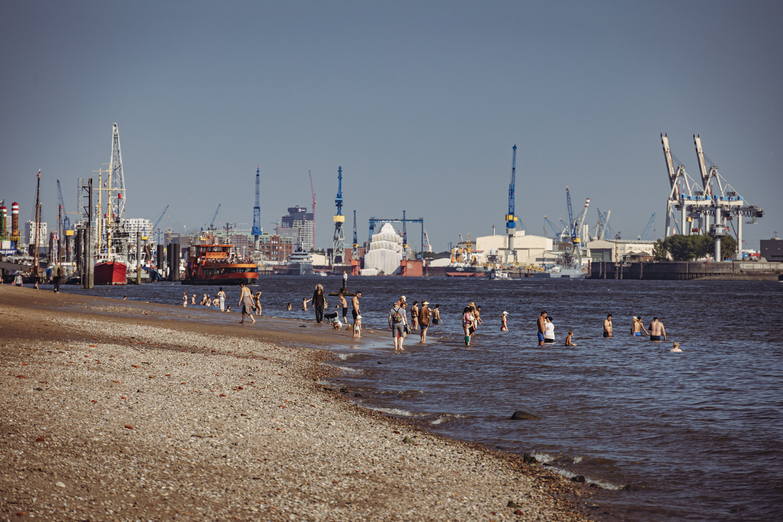 Viele Menschen nutzten das schöne Wetter der vergangenen Tage, um in der Elbe zu baden.