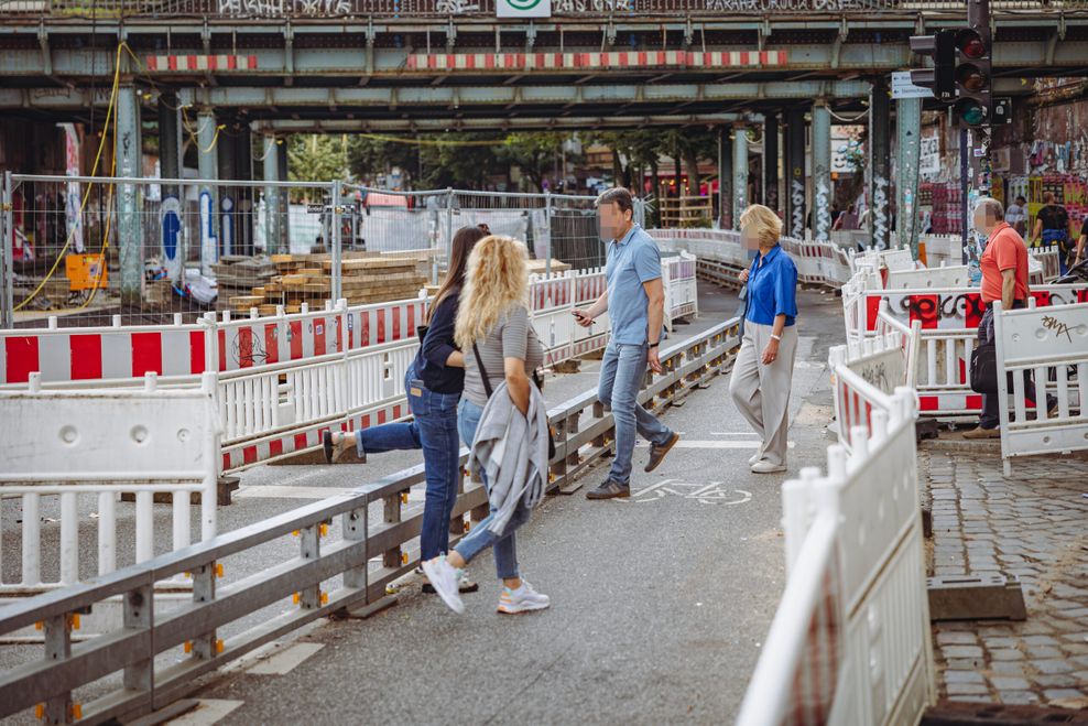 Alle laufen kreuz und quer: Diese Chaos-Baustelle sorgt für Verwirrung