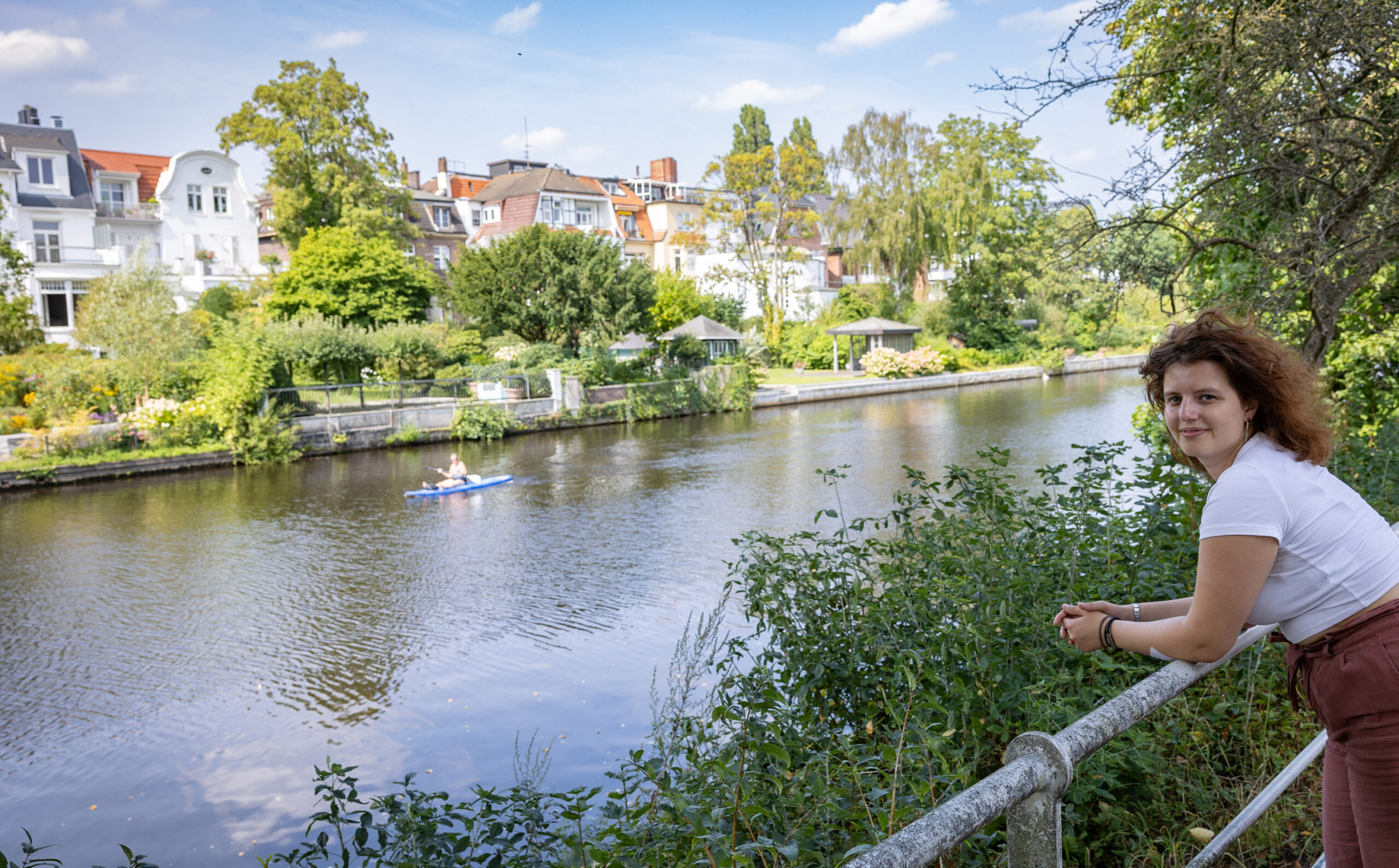 MOPO-Reporterin Annalena Barnickel steht an der Alster, der Grenze zwischen Eppendorf und Winterhude.