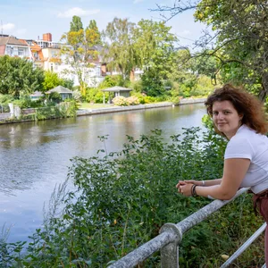 MOPO-Reporterin Annalena Barnickel steht an der Alster, der Grenze zwischen Eppendorf und Winterhude.