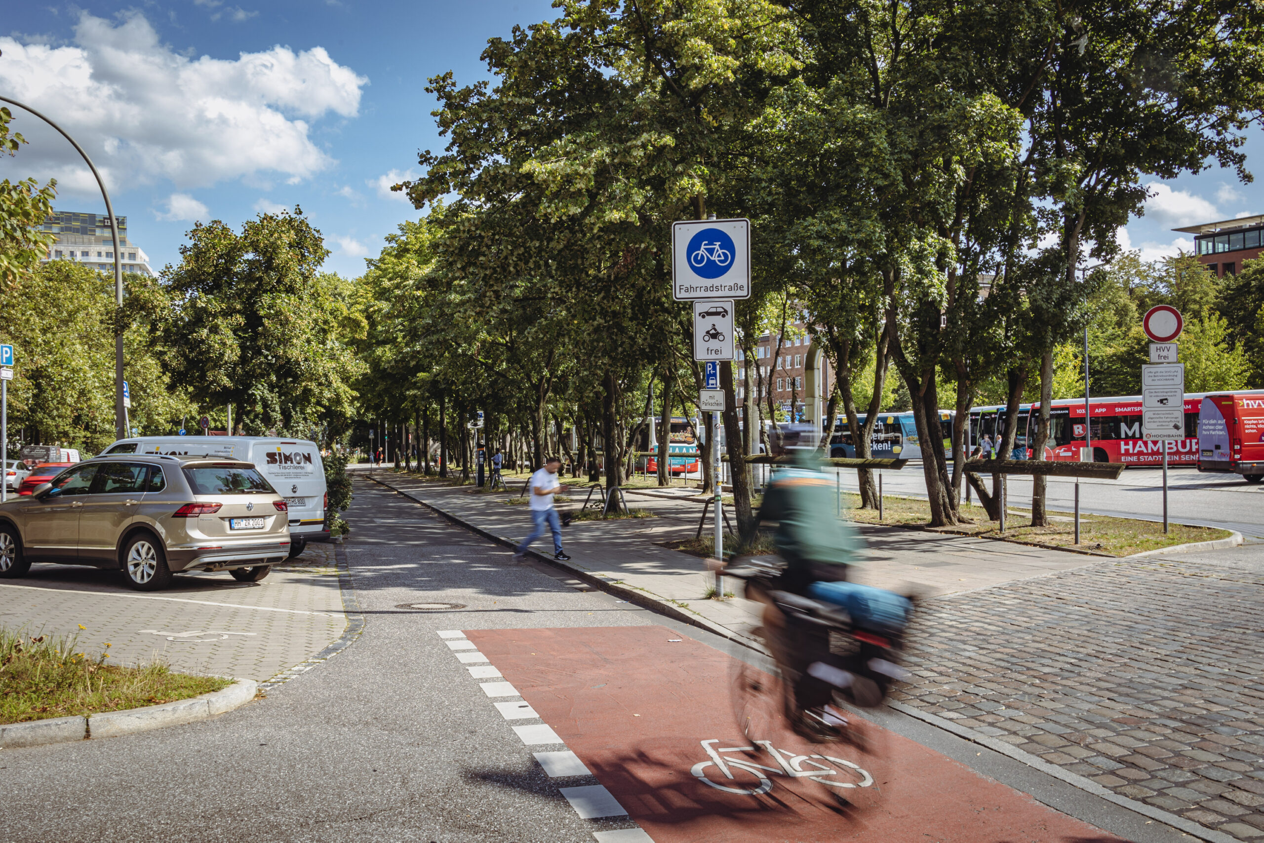 Um die 50 Fahrradstraßen gibt es in Hamburg. Auf vielen dürfen Autofahrer weiterhin durchfahren, wie hier auf der Adenauerallee.