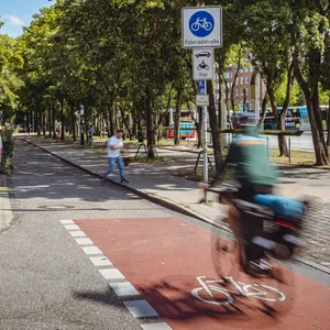 Um die 50 Fahrradstraßen gibt es in Hamburg. Auf vielen dürfen Autofahrer weiterhin durchfahren, wie hier auf der Adenauerallee.