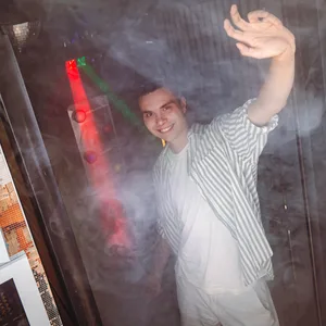 Nebel, Lichter, Discokugel: In der umgebauten Telefonzelle kommt Party-Stimmung auf. MOPO-Reporter Elias Lübbe hat's getestet.