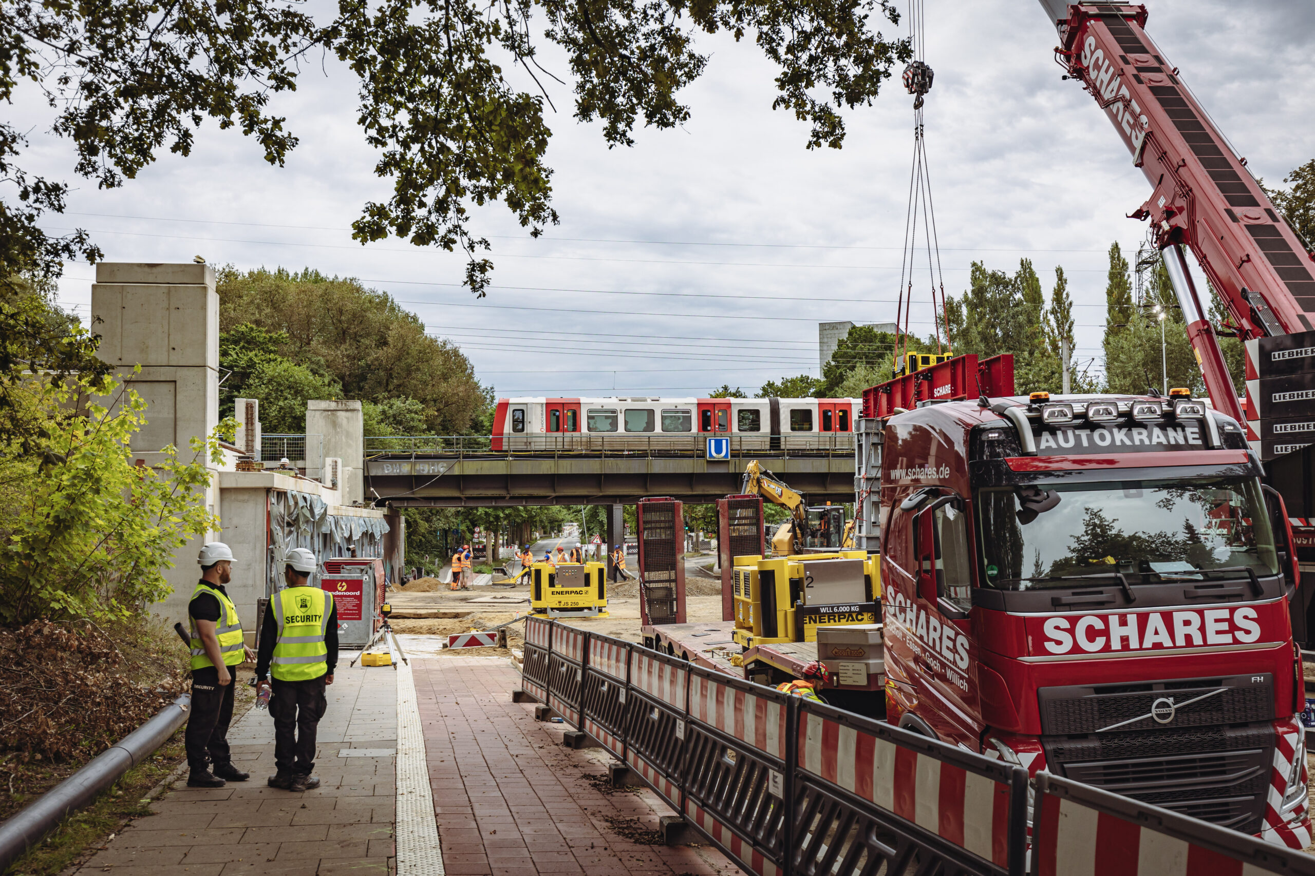 An der U-Bahn-Station Sengelmannstraße in Alsterdorf wird fleißig gewerkelt. Dort werden zwei zwei neue U-Bahn-Brücken eingebaut.