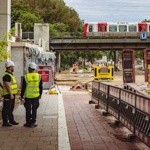 An der U-Bahn-Station Sengelmannstraße in Alsterdorf wird fleißig gewerkelt. Dort werden zwei zwei neue U-Bahn-Brücken eingebaut.