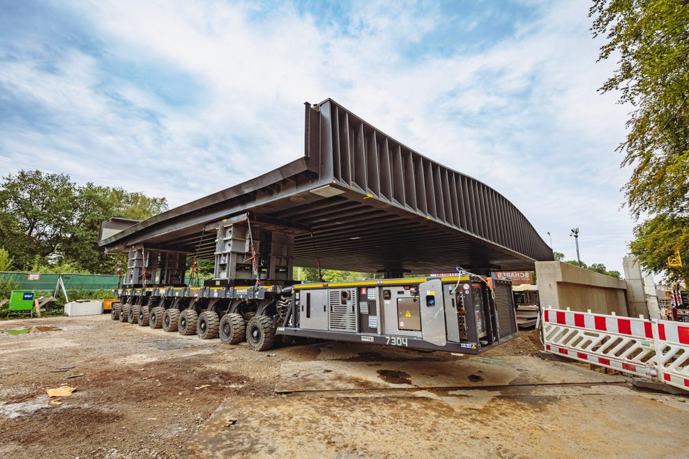 Die neue U5-Brücke wird ab Freitagmittag auf ihre Position über der Sengelmannstraße geschoben.