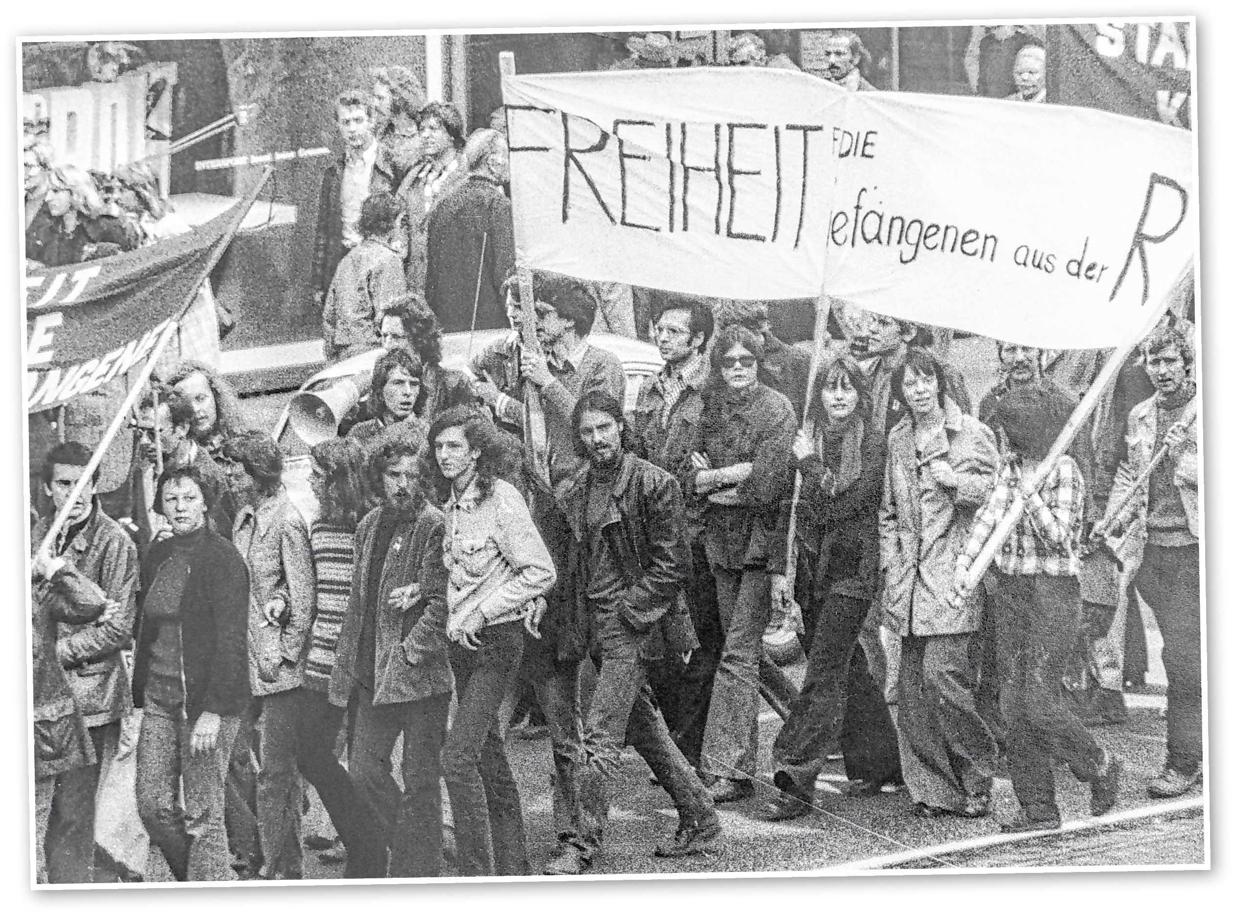 Die Pro-RAF-Demo am 21.9.1974 auf der Mönckebergstraße. Rechts im hellen Mantel unter dem Spruchband Susanne Albrecht.