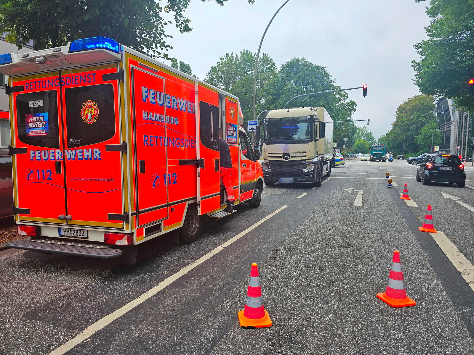 Der Lkw erfasste die Radfahrerin. Die Frau wurde leicht verletzt.