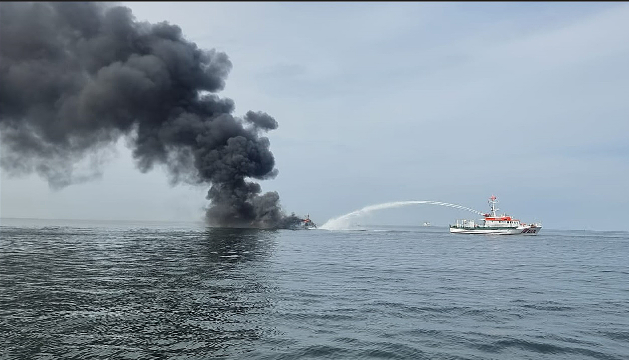 Brennendes Schiff wird gelöscht.