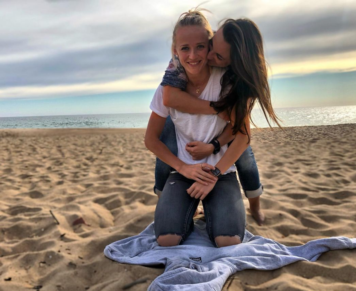 Lea Schüller und Lara Vadlau umarmen sich am Strand