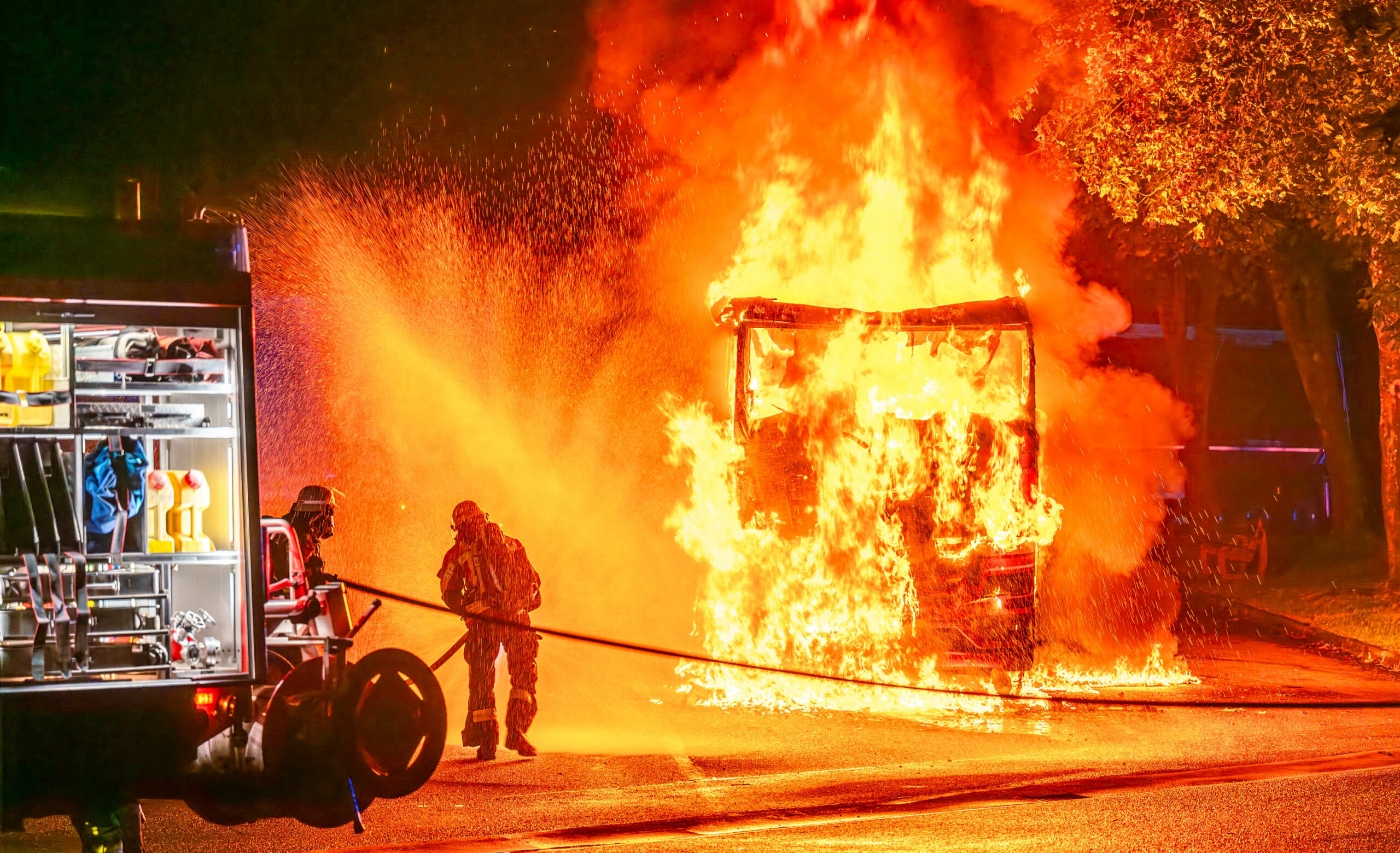 Der Lkw brannte lichterloh.