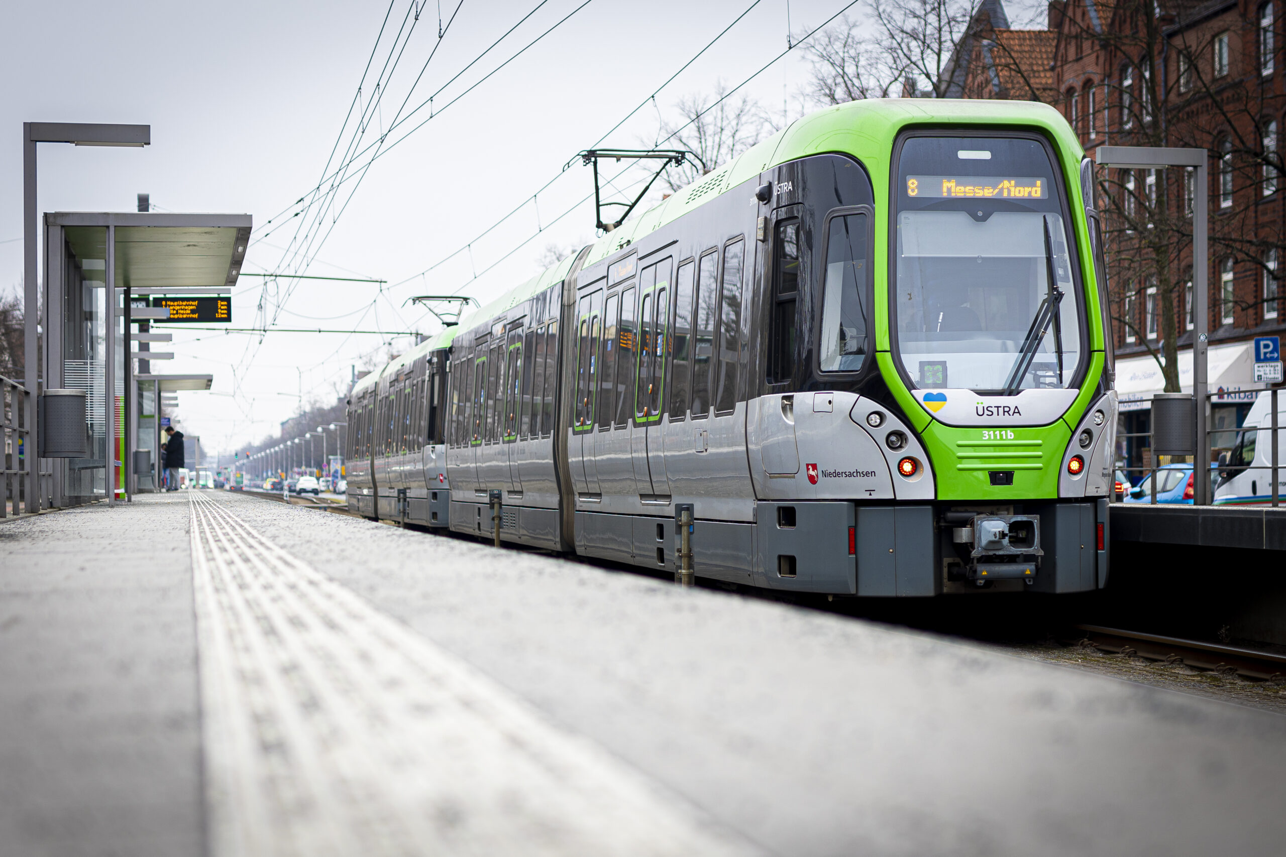 Hannover: Eine Straßenbahn hält an der Stadtbahnhaltestelle „Fiedelerstraße“ im Stadtteil Döhren.