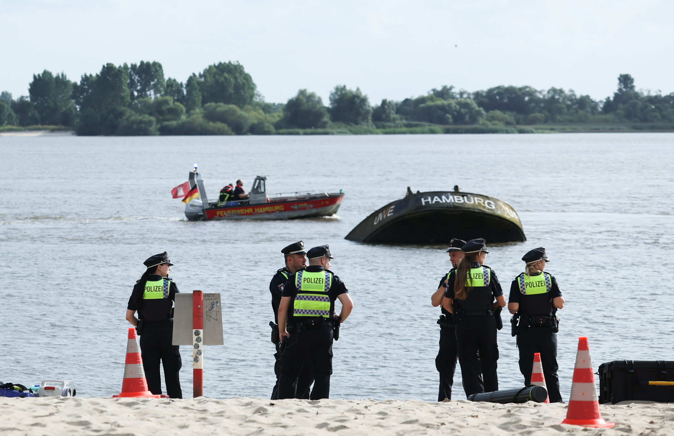 Einsatzkräfte von Feuerwehr, Polizei, DLRG und anderen Organisationen suchen nach dem vermissten Mädchen in der Elbe am Falkensteiner Ufer.