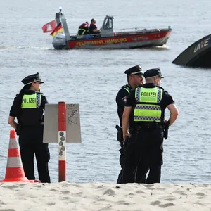 Einsatzkräfte von Feuerwehr, Polizei, DLRG und anderen Organisationen suchen nach dem vermissten Mädchen in der Elbe am Falkensteiner Ufer.