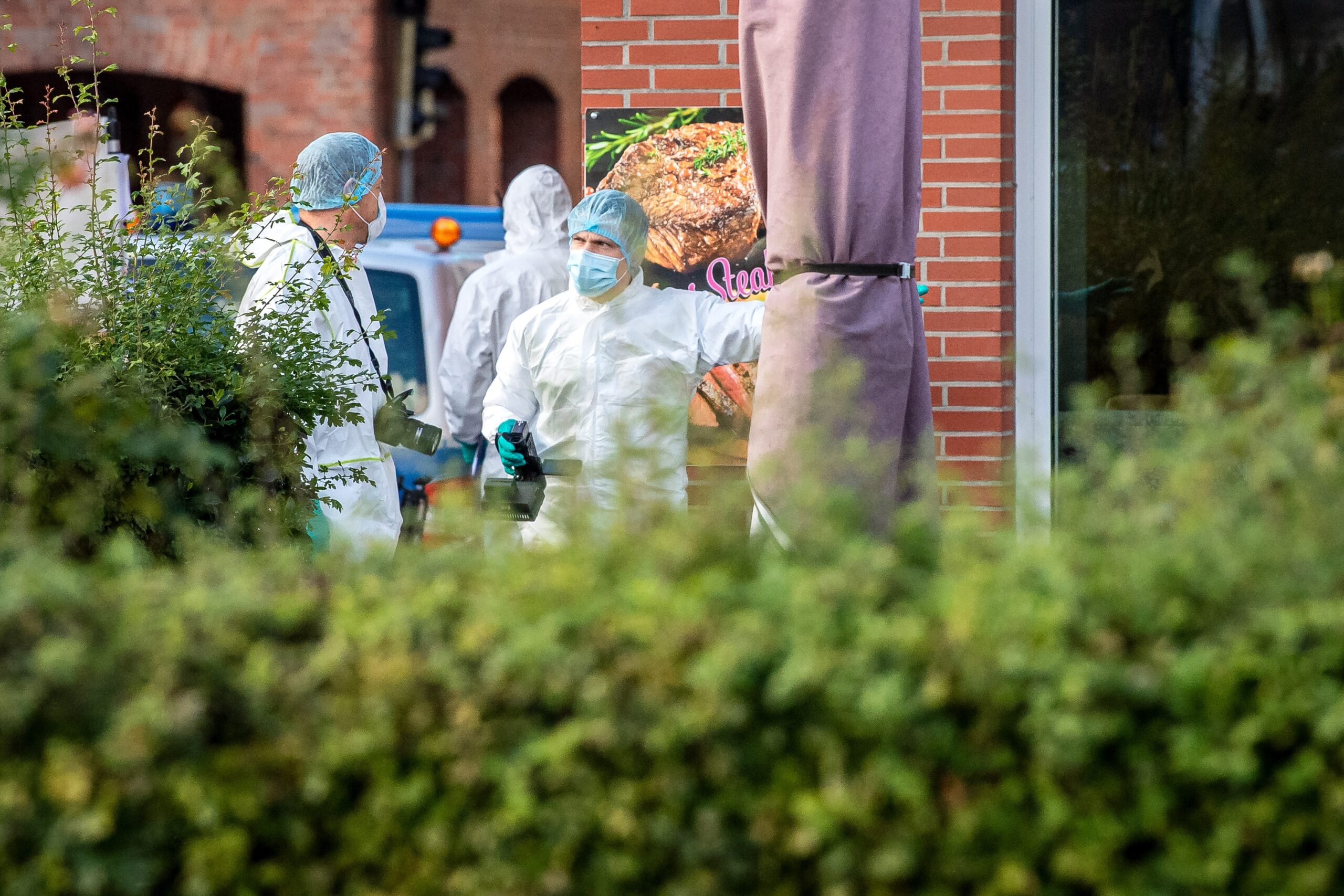 Einsatzkräfte der Polizei suchen nach tödlichen Schüssen in einem Imbiss in der Innenstadt von Stade nach Spuren.