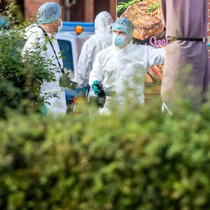 Einsatzkräfte der Polizei suchen nach tödlichen Schüssen in einem Imbiss in der Innenstadt von Stade nach Spuren.
