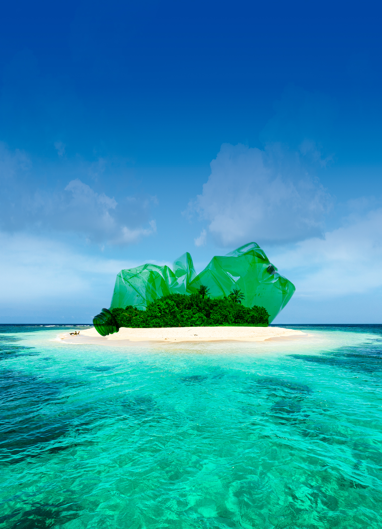 Eine riesige Plastikflasche thront auf einer einsamen Insel in türkisem Wasser.