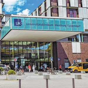 Der Haupteingang des UKE in Hamburg-Eppendorf.