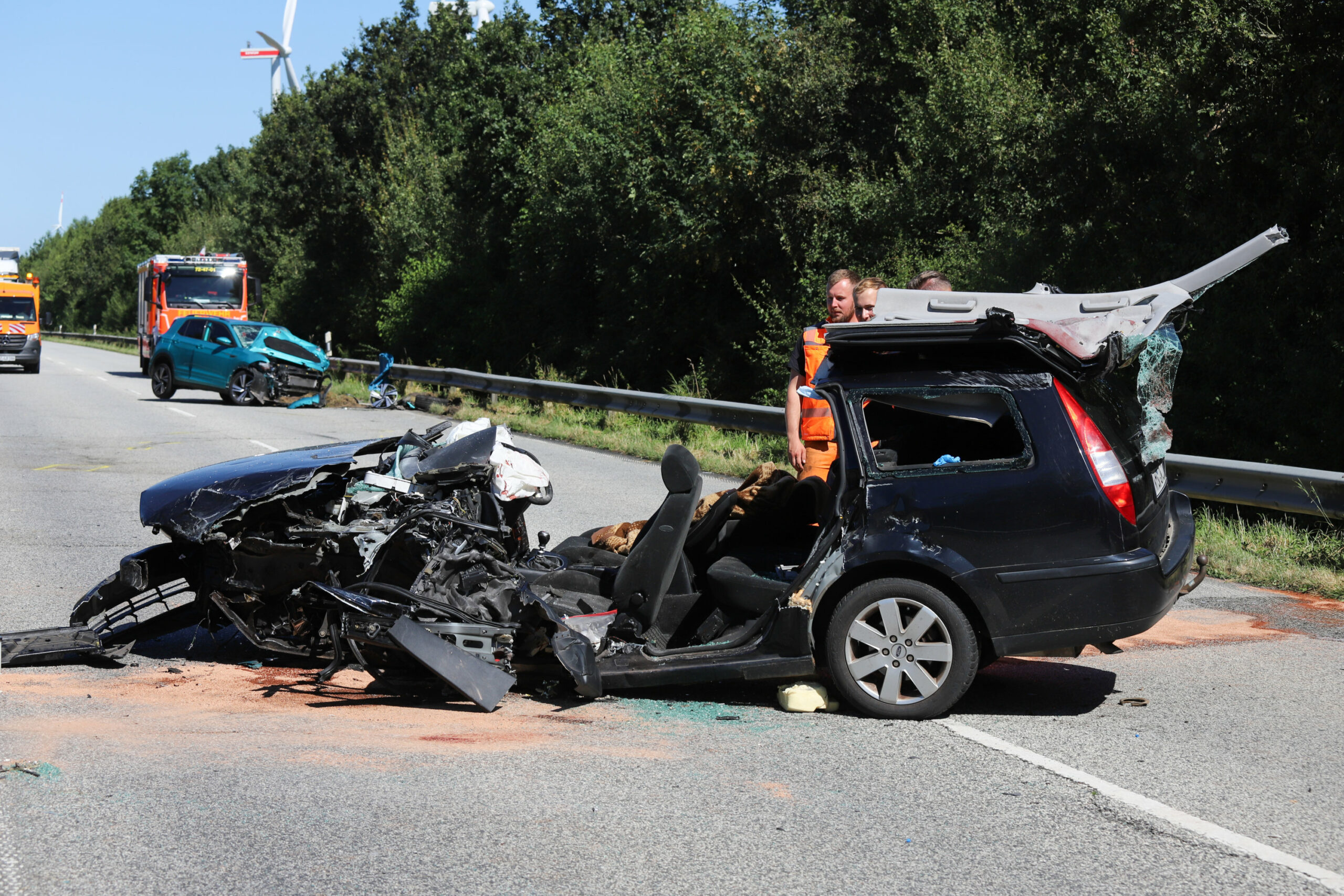 Der Fahrer des Kombi wurde so schwer verletzt, dass er noch am Unfallort starb.