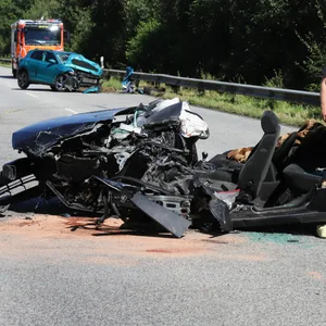 Der Fahrer des Kombi wurde so schwer verletzt, dass er noch am Unfallort starb.