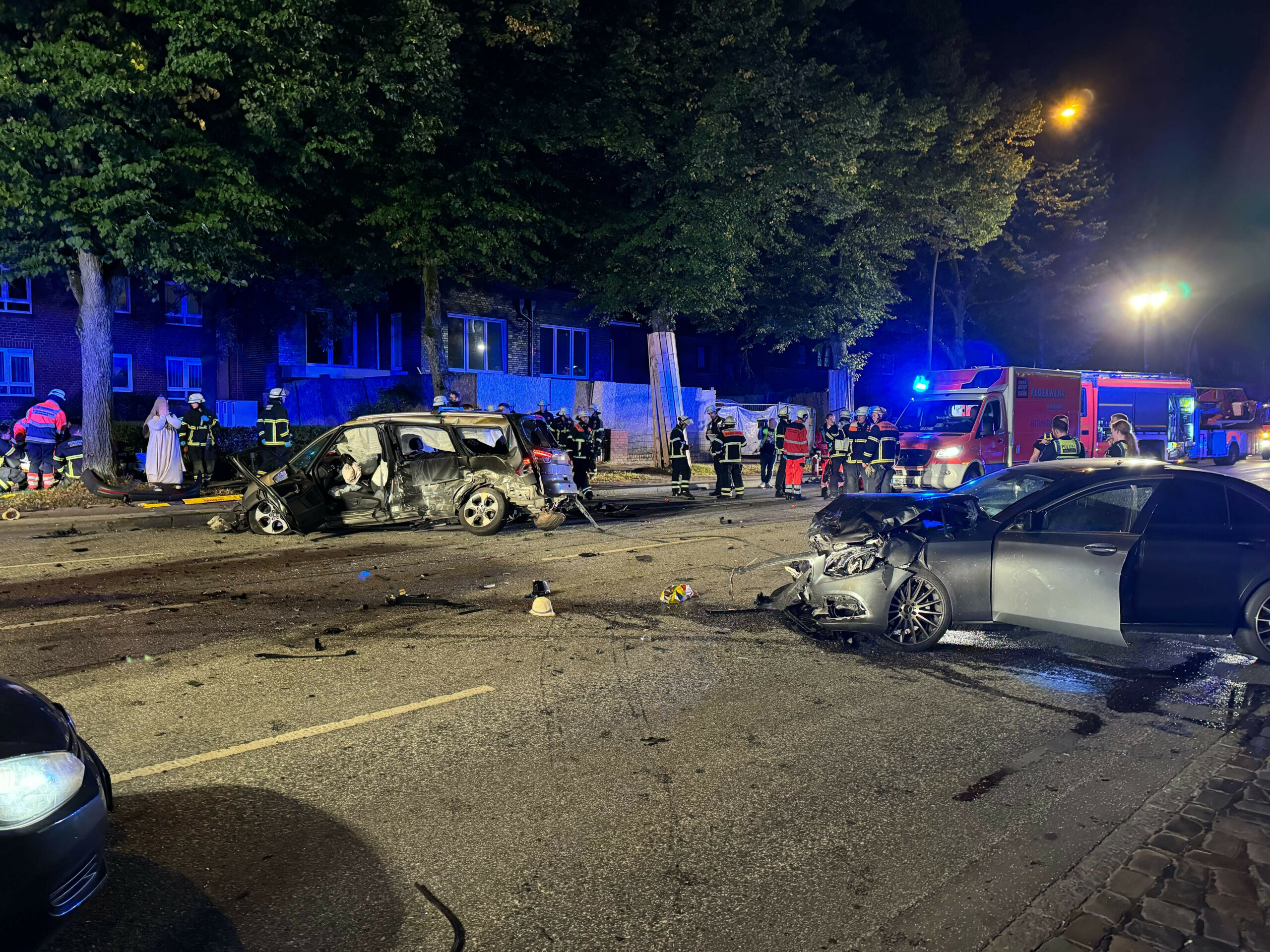 Der Schiffbeker Weg gleicht nach dem schweren Unfall vom Montagabend einem Trümmerfeld.