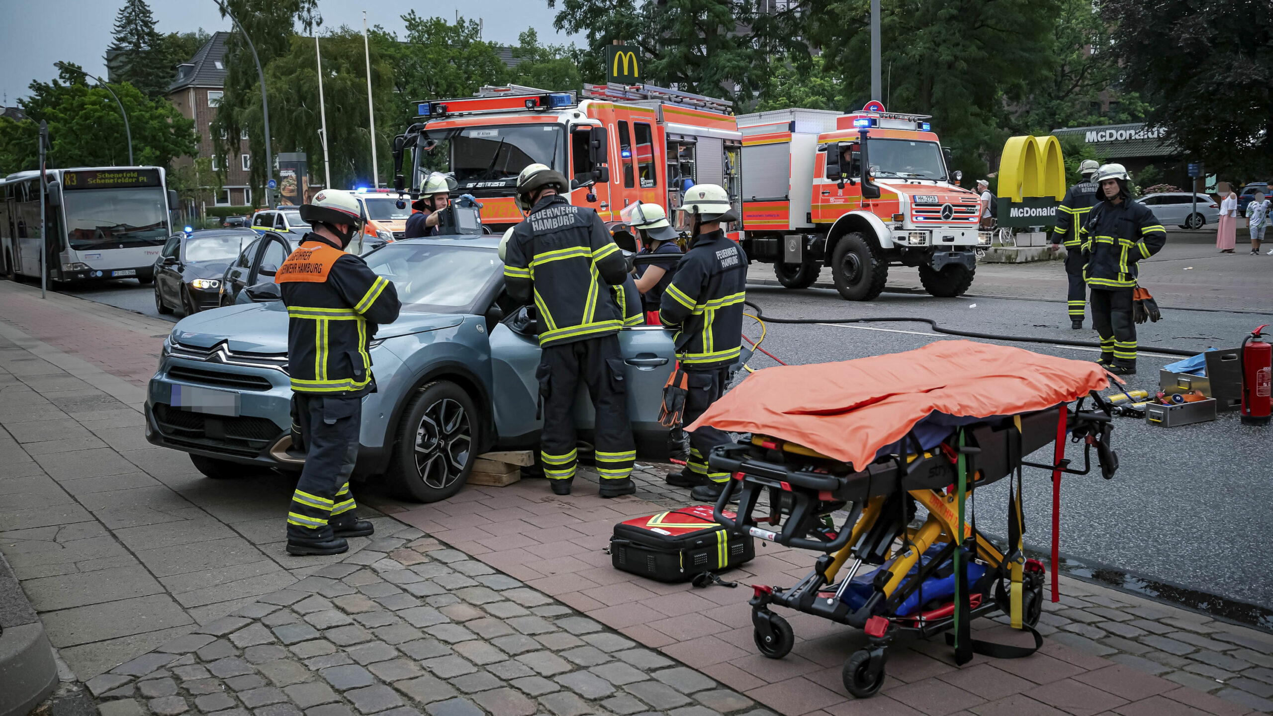 Drei Menschen wurden bei einem schweren Verkehrsunfall auf der Stresemannstraße verletzt.