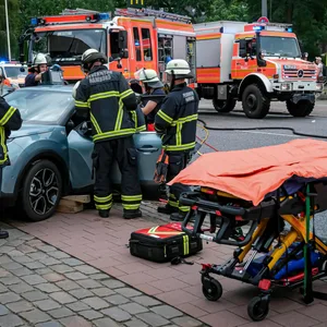 Drei Menschen wurden bei einem schweren Verkehrsunfall auf der Stresemannstraße verletzt.