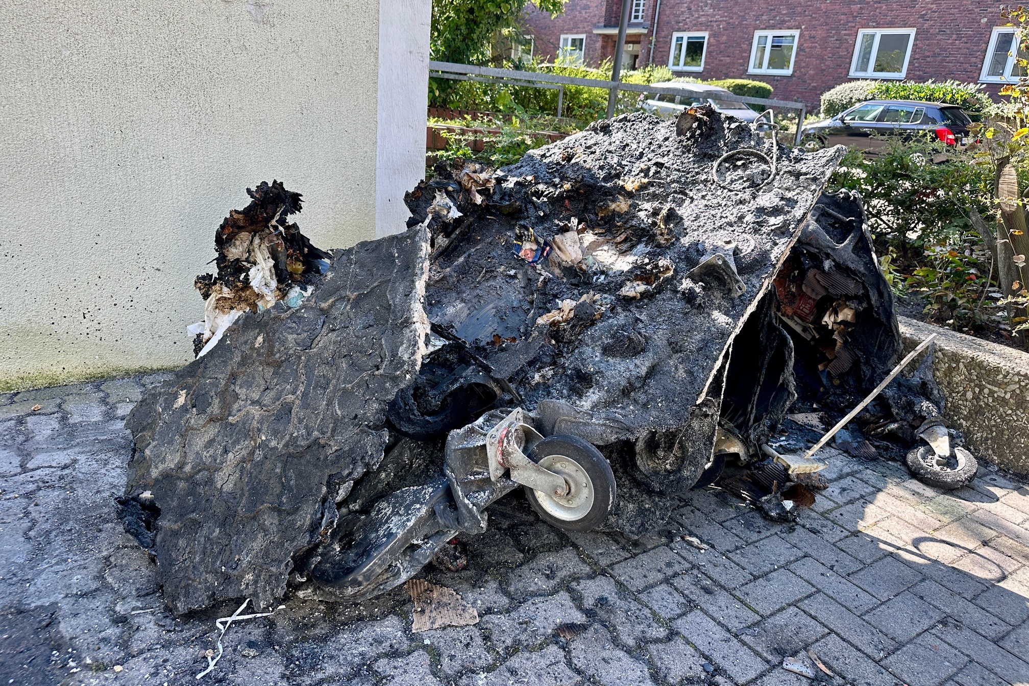 Einer der in Brand gelegten Müllcontainer.